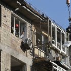 Rescatistes ucraïnesos treballen en un edifici atacat a Kíiv. - EFE/EPA/SERGEY DOLZHENKO