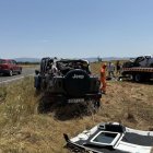 Els dos vehicles accidentats ahir en una col·lisió a la C-1412b. - MARTA LLUVICH/ACN