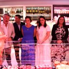 Els consellers Miquel Sàmper i Alícia Romero amb. entre d'altres, la propietària de l'establiment Los Extremeños, María José Sánchez