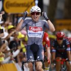 Philipsen es va imposar a l’esprint i és el primer líder del Tour 2025. - EFE
