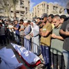 Persones resen al costat dels cossos dels morts a Gaza. - EFE