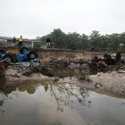 Un grup de persones observa els estralls que va deixar l’avinguda del riu Guadalupe a Kerrville. - EFE