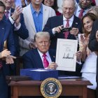 Trump, després de firmar el seu “gran i bonic projecte de llei”. - EFE