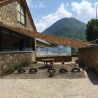 El para-sol s’ha instal·lat a la zona del sorral del col·legi. - AJUNTAMENT DE LA VALL DE BOÍ