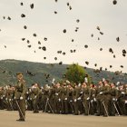 Els nous sergents tiren les gorres a l’aire al finalitzar la cerimònia. - EXÈRCIT DE TERRA