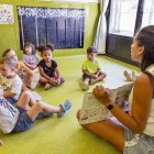 A l’escola bressol de l’Albarés de Lleida fan part de les activitats de l’Estiu de Petits. - JOAN GÓMEZ