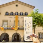 Un termòmetre s’atansa als 40º a la plaça de l’ajuntament de Seròs, al Baix Segre. - JORDI ECHEVARRIA