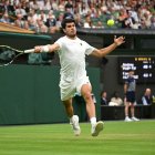Alcaraz torna una bola durant el partit d’ahir. - EFE/DANIEL HAMBURY