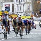 Van del Poel, en el moment de travessar la meta com a guanyador. - EFE/EPA/MARTIN DIVISEK