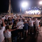 El públic va fer onejar els mocadors durant la cantada de la cançó ‘El meu avi’. - XAVIER PI (ACN)