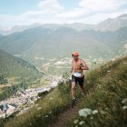El polonès Dominik Tabor, recorrent part del recorregut de la cursa EXP amb Vielha als peus. - UTMB IBERIA