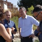 El conseller Òscar Ordeig parla amb l'alcalde de Bovera i l'alclaldessa de Palma d'Ebre.