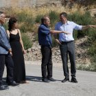 El conseller Ordeig parlant amb els alcaldes de Bovera i la Palma d'Ebre