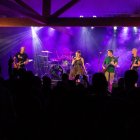 La pluja va obligar a traslladar les actuacions musicals al local social de Campo. - DOPAMINA PRODUCCIONES