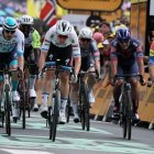 Moment de l’esprint de l’etapa d’ahir, en el qual es va imposar el belga Merlier. - EFE/EPA/CHRISTOPHE PETIT TESSON