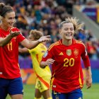 Claudia Pina, a la dreta, festeja la consecució d’un golàs que significava el 5-2. - EFE