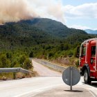 Un camió dels Bombers davant les flames. - ACN