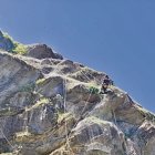 Els operaris estan instal·lant malles de protecció. - AJUNTAMENT BELLVER DE CERDANYA