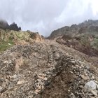 Pedres i terra que es van desprendre del barranc i van afectar el sender. - PARC NATURAL ALT PIRINEU