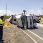 El camió, que transportava farina animal, va bolcar a les 12.29 hores. - JORDI ECHEVARRIA