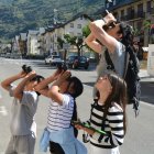 Alumnos de la Escola La Closa en Esterri d’Àneu, avistando nidos de golondrina coliblanca.