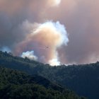 Un helicòpter tira aigua a la Vall de Vinyes de Paüls cap on sha desplaçat l'incendi més actiu