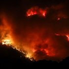 El foc, avivat pel vent durant la nit de dilluns. - ACN