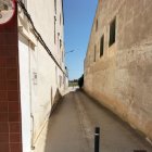 El vial ha passat a ser per a vianants i s’hi han instal·lat pilones. - E. FARNELL