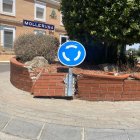La glorieta de davant l’estació de tren, trencada des de fa mesos, serà reparada aviat. - SEGRE
