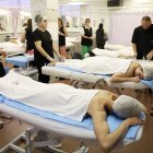 Solé, a l’esquerra, va portar a terme una formació teòrica i pràctica als professors. - MAGDALENA ALTISENT