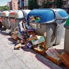 Contenedores saturados en Passeig de Ronda, Lleida.