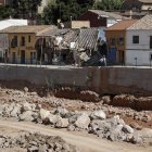 Dos personas pasean junto al barranco del Poyo a su paso por Picanya y donde los daños causado por la inundación son claramente visibles. EFE/Manuel Bruque