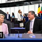 Ursula von der Leyen, ahir, amb el negociador de la UE. - LAURIE DIEFFEMBACQ / PARLAMENT EUROPEU