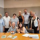 Vallverdú, amb un pastís d’aniversari, en l’entrega de l’original a l’editorial Salòria a Balaguer. - IEI