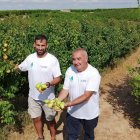 El responsable de fruita dolça d’Asaja Lleida, Jordi Vidal, amb Pere Roqué, president d’Asaja Lleida. - J. MARTÍNEZ