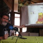 El secretari general d'Ipcena, Joan Vázquez, amb el mapa del Pla Alfa.