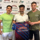 Dani Vargas i Sergi Castelló al costat d’un directiu del club. - F. GASULL