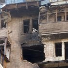 Un edifici destruït a Kíiv pels atacs russos. - EFE/EPA/SERGEY DOLZHENKO