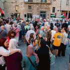Tàrrega clama per la pau a Gaza- Unes 300 persones es van concentrar ahir en la plaça Major de Tàrrega per demanar la pau a Gaza amb el lema <i>L’Urgell i la Segarra cridem: per la pau a Gaza!.</i> Representants de diverses associacions van llegir un manifest que reclamava “el respecte a la vida” i lamentava “els atacs a escoles, hospitals o zones en les quals es reparteix menjar”. - LAIA PEDRÓS