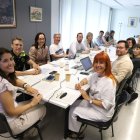 Mallada (primer per l’esquerra), al costat de la tinenta d’alcalde Cristina Morón, ahir a comissaria. - MAGDALENA ALTISENT