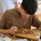 Alumnes de 14 a 70 anys- El taller d’iconografia compta amb alumnes de totes les edats, de 14 a 70 anys, que treballen sobre taules de til·ler seguint el mètode artístic més tradicional. En la jornada inaugural, dissabte passat, van rebre la visita del nou bisbe d’Urgell, Josep Lluís Serrano. - AMADO FORROLLA