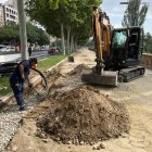 Les obres al passeig del riu entre el Pont Vell i el pont de la Universitat milloraran el drenatge del paviment de sauló, evitant l'acumulació d'aigua pluvial