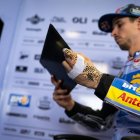 Àlex Márquez, al box de l’equip, amb la protecció que porta a la mà esquerra per la lesió. - GRESINI RACING
