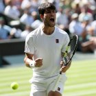 Carlos Alcaraz celebra un dels punts davant de Taylor Fritz. - EFE
