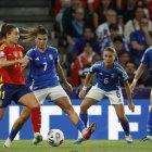 Alèxia intenta avançar amb la pilota controlada entre jugadores italianes. - EFE/ ANA ESCOBAR
