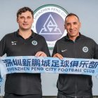 Pep Muñoz, a la dreta, durant la presentació amb el Shenzhen. - SHENZHENG PENG CITY