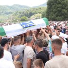 Musulmans bosnians porten fèretres amb les restes de víctimes recentment identificades del genocidi de Srebrenica. - EFE/EPA/HAZIM ALJOVIC