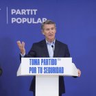 Feijóo insisteix a vincular Sánchez amb la prostitució- El president del PP, Alberto Núñez Feijóo, va acusar ahir de nou el president del Govern central, Pedro Sánchez, de beneficiar-se de negocis de la prostitució del seu sogre. Feijóo va assegurar des de Barcelona que no acceptarà “lliçons de moralitat des de la immoralitat” i va afirmar que la capital catalana “és la ciutat més insegura d’Espanya i la segona d’Europa”, per la qual cosa va prometre una llei contra la multireincidència. - DAVID ZORRAKINO / EUROPA PRESS