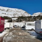 Autocaravanes de temporèrs en parcatge de Baqueira 1.500 en an 2023. - M. CODINAS