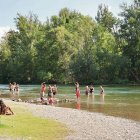 Un grup de banyistes passa la tarda de dijous al curs del riu Segre vora el pont romà de Camarasa.; Array